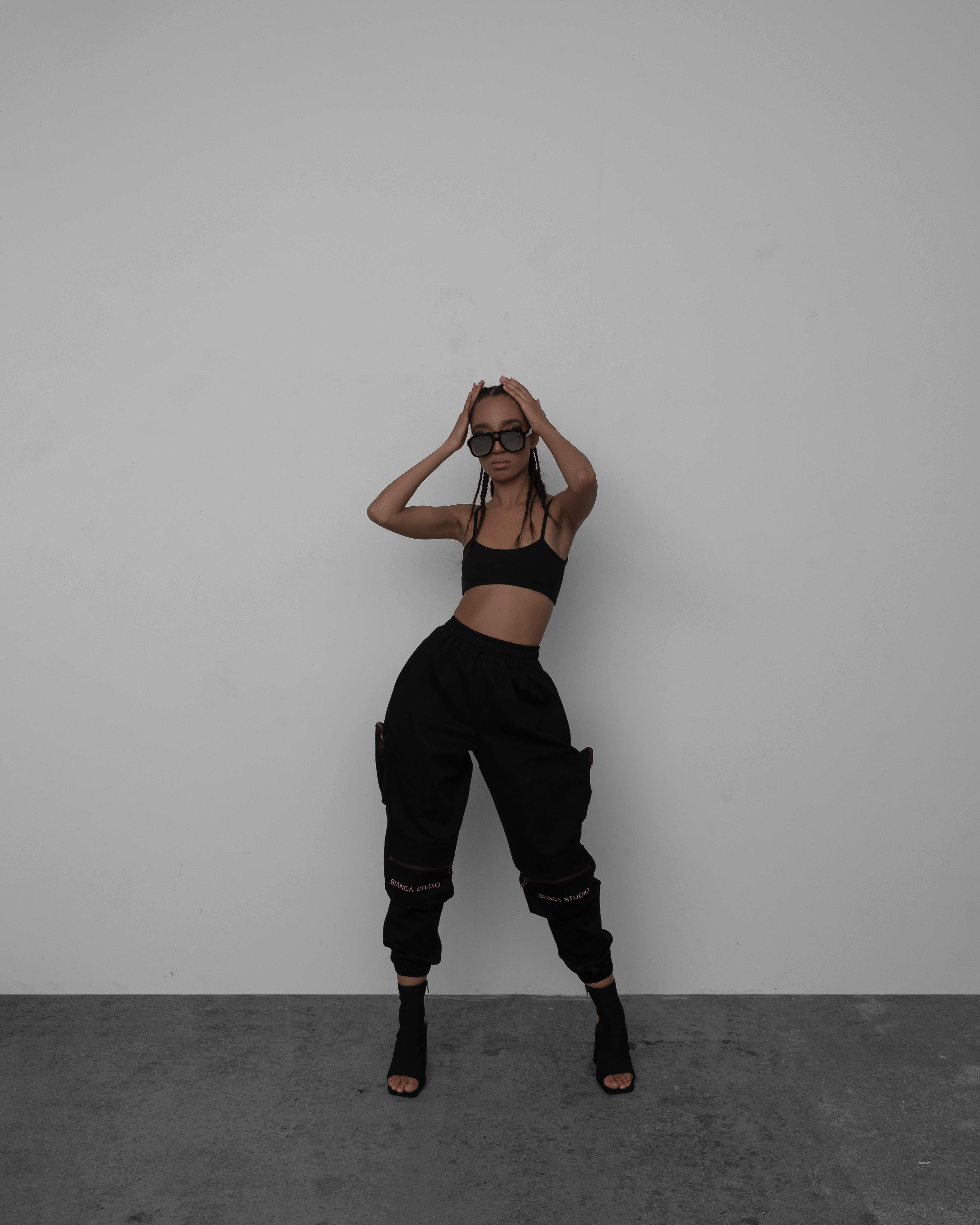 BLACK ZIP JEANS